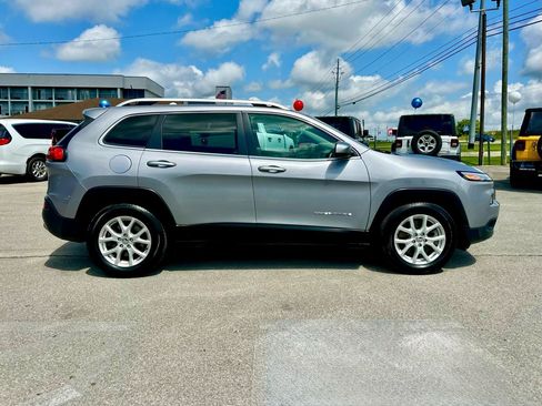 Used 2018 Jeep Cherokee Latitude w/ Mobile Office Group AWD/4WD image 3