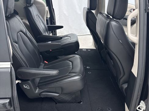 Used 2023 Chrysler Pacifica Touring-L FWD image 28