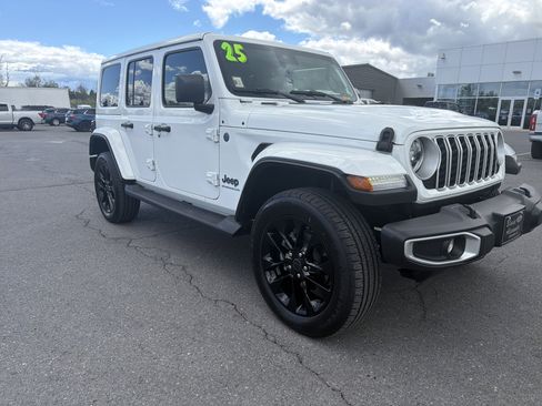 Used 2025 Jeep Wrangler Sahara AWD/4WD image 1