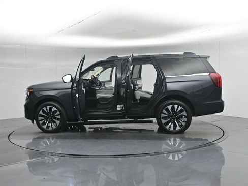 Used 2025 Ford Expedition Platinum w/ Driver's Package AWD/4WD image 42