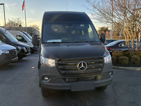 Used 2024 Mercedes-Benz Sprinter 4500 image 2