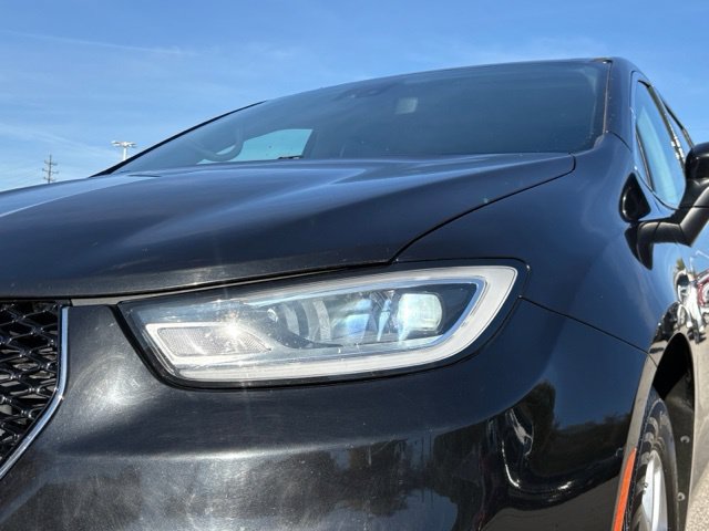 Used 2023 Chrysler Pacifica Touring-L FWD image 23