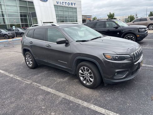 Used 2019 Jeep Cherokee Latitude Plus w/ Comfort/Convenience Group FWD image 2