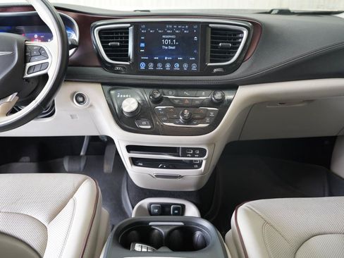Used 2017 Chrysler Pacifica Limited w/ UConnect Theater Package FWD image 17
