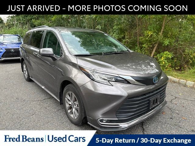 Used 2023 Toyota Sienna XLE w/ XLE Plus Package AWD/4WD image 1
