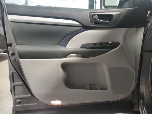 Used 2018 Toyota Highlander LE image 12