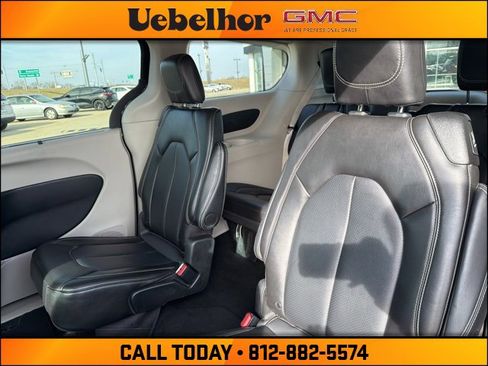 Used 2024 Chrysler Pacifica Touring-L image 17
