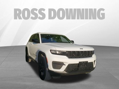 Used 2025 Jeep Grand Cherokee Altitude AWD/4WD image 3