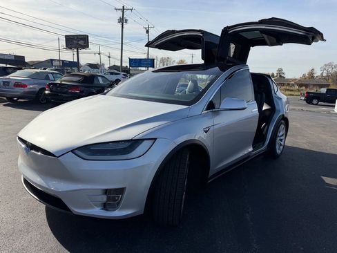 Used 2018 Tesla Model X 75D image 69