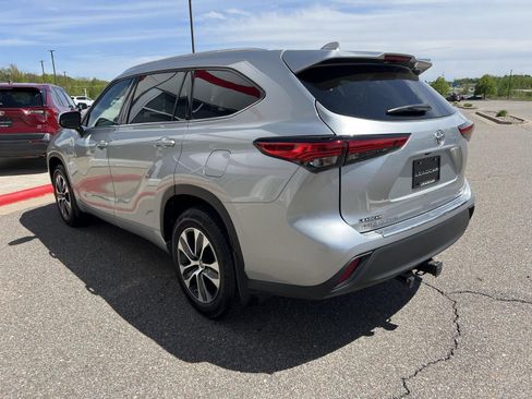 Used 2022 Toyota Highlander XLE AWD/4WD image 12
