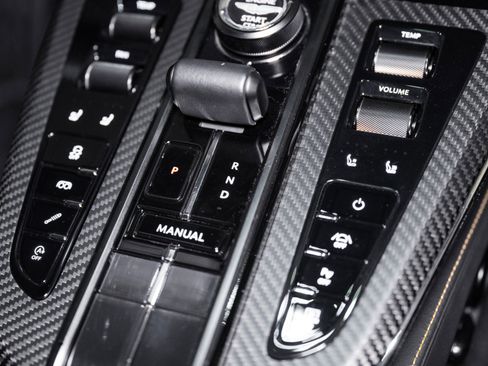 Used 2025 Aston Martin V8 Vantage Coupe image 28