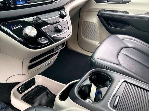 Used 2024 Chrysler Pacifica Touring-L image 20