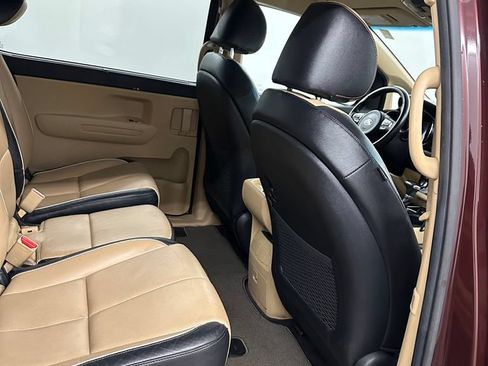 Used 2017 Kia Sedona LX w/ LX Essentials Premium Package FWD image 32