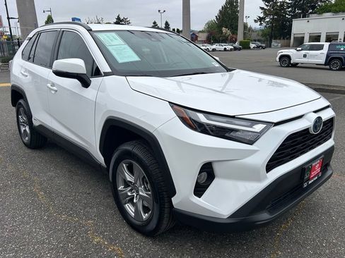 Used 2022 Toyota RAV4 XLE AWD/4WD image 5