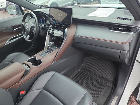 Certified 2024 Toyota Venza XLE AWD/4WD image 18