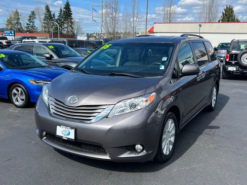 Used 2015 Toyota Sienna XLE Premium image 4