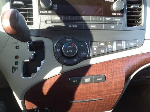 Used 2012 Toyota Sienna XLE FWD image 17
