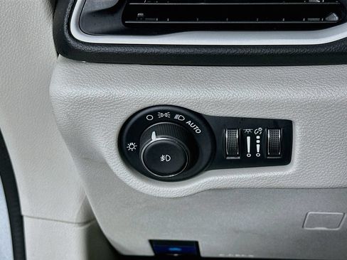 Certified 2024 Chrysler Pacifica Touring-L FWD image 17