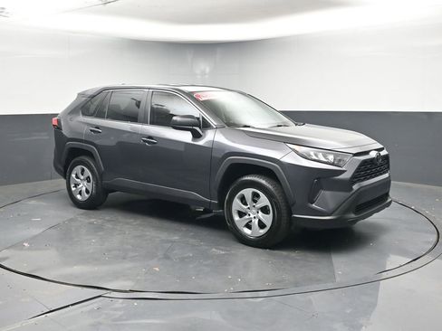 Used 2022 Toyota RAV4 LE image 5