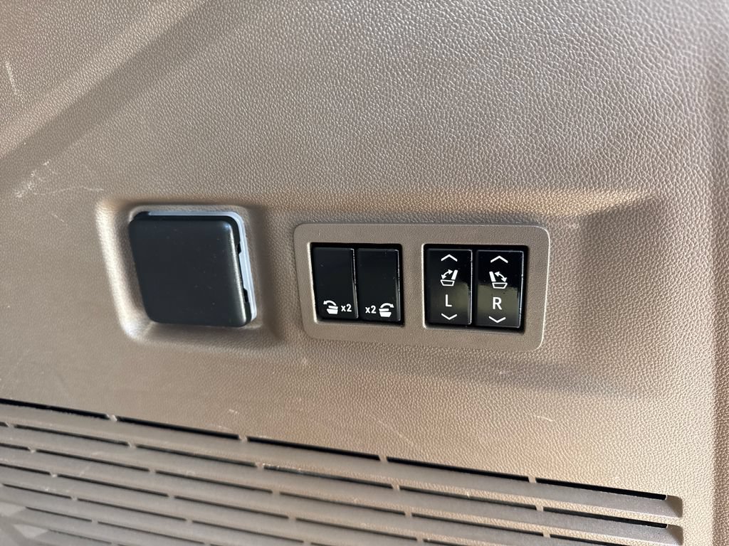 Used 2023 GMC Yukon Denali AWD/4WD image 15
