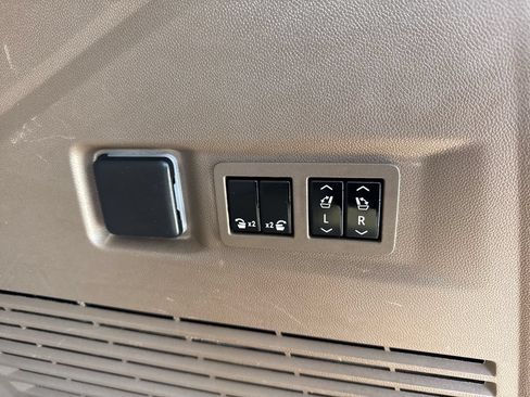 Used 2023 GMC Yukon Denali AWD/4WD image 15