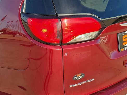 Used 2020 Chrysler Pacifica Limited image 35