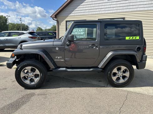 Used 2018 Jeep Wrangler Sahara w/ Connectivity Group AWD/4WD image 8