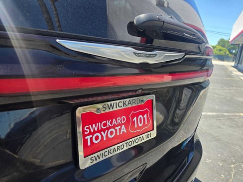 Used 2023 Chrysler Pacifica Touring-L FWD image 14