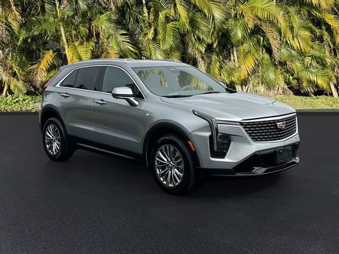 Used 2025 Cadillac XT4 Premium Luxury image 2