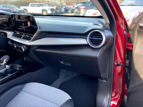 Used 2025 Chevrolet Trax LT image 18