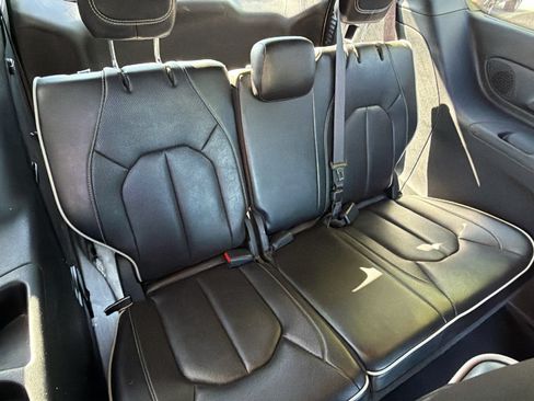 Used 2025 Chrysler Pacifica Limited FWD image 22