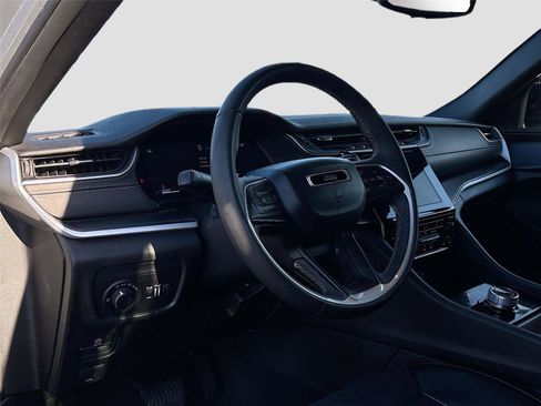 Used 2024 Jeep Grand Cherokee L Altitude image 9