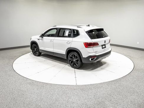 Used 2023 Volkswagen Taos SE w/ Panoramic Sunroof Package FWD image 32