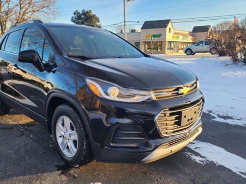 Used 2017 Chevrolet Trax LT w/ LT Convenience Package image 11