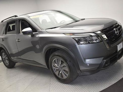 Certified 2025 Nissan Pathfinder SV FWD image 3