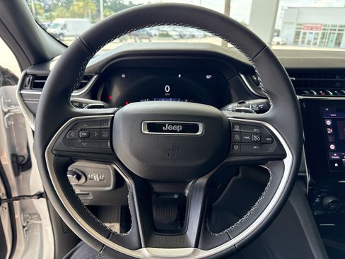 Used 2025 Jeep Grand Cherokee L Laredo RWD image 17