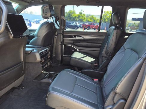 Used 2023 Jeep Wagoneer L Series III w/ Premium Group I AWD/4WD image 10