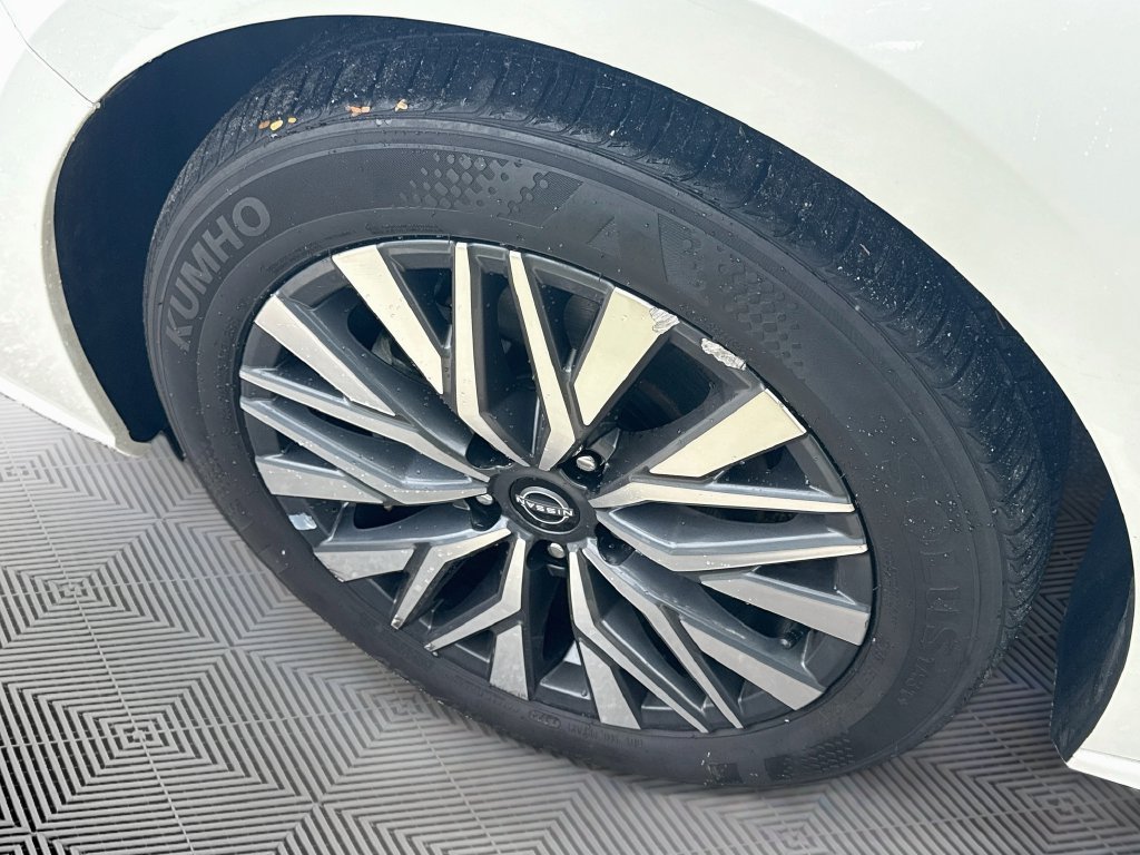 Used 2024 Nissan Altima 2.5 SV FWD image 33
