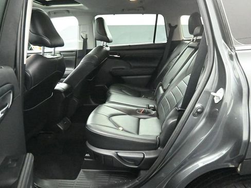 Used 2021 Toyota Highlander XLE AWD/4WD image 21