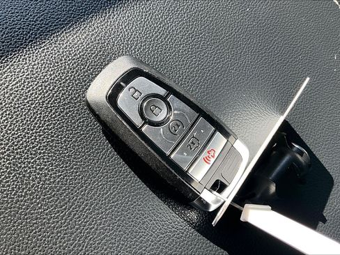 Used 2024 Ford Expedition XLT RWD image 12