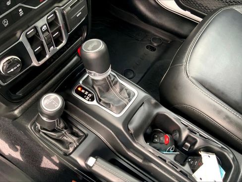 Used 2022 Jeep Wrangler Unlimited Sahara w/ LED Lighting Group AWD/4WD image 15