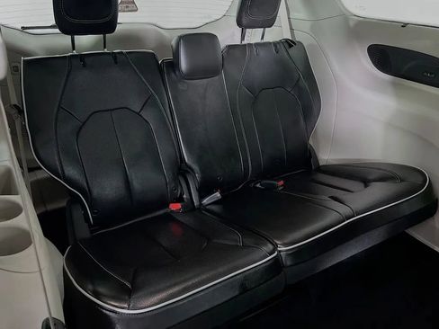 Used 2021 Chrysler Pacifica Limited image 29