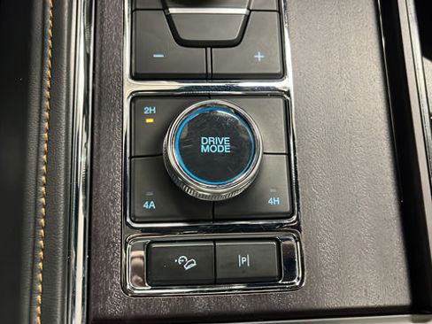 Used 2024 Ford Expedition Platinum AWD/4WD image 32