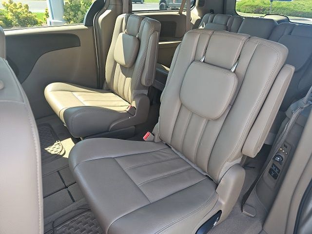 Used 2013 Chrysler Town & Country Touring FWD image 5