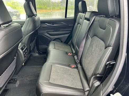 New 2025 Jeep Grand Cherokee Altitude image 10