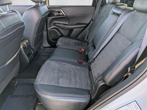 Used 2024 Mitsubishi Outlander SE image 17