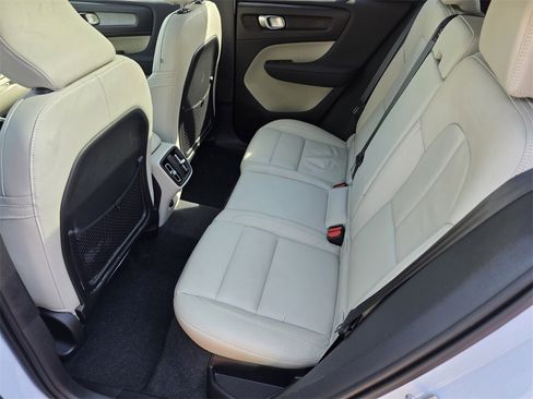 Used 2024 Volvo XC40 B5 Plus image 14