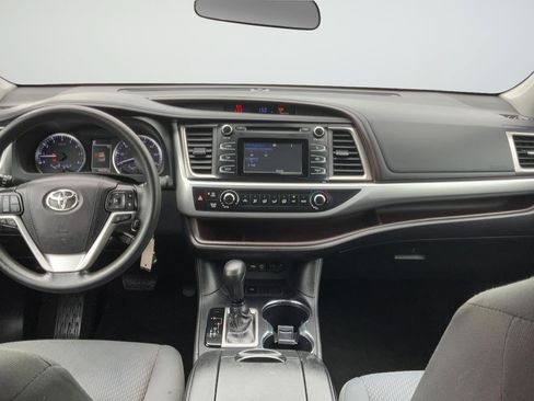 Used 2019 Toyota Highlander LE FWD image 12