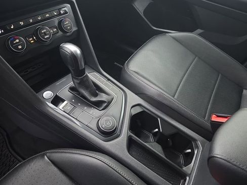 Used 2020 Volkswagen Tiguan SE w/ Panoramic Sunroof Package image 26