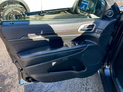 Used 2017 Jeep Grand Cherokee Limited image 27